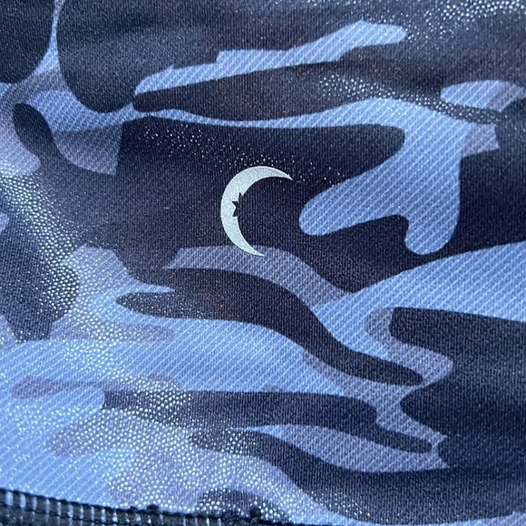 Black Camo Metallic Pocket Light n Tight Hi-Rise Capri 20" - Picture 2 of 3